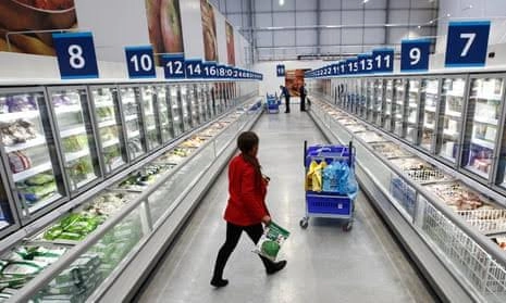 CO₂ Systems vs R290: Choosing the Best Eco-Friendly Option for Large-Scale Retail插图1 customers shopping at the supermarket
