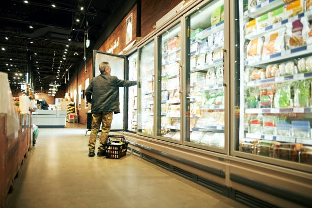 Hot Gas Defrost vs Electric Defrost for Supermarket Freezers插图 the man is picking out things