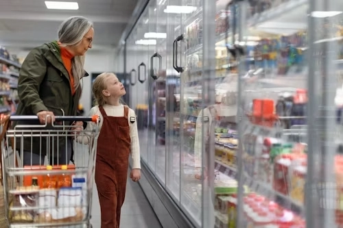Remote Temperature Monitoring for Supermarkets: What Alarms Should Buyers Configure插图 a grandmother and grandson select goods