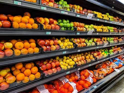 HACCP Temperature Logs: Manual Checks vs Automated Refrigeration Monitoring插图 display case filled with fruit