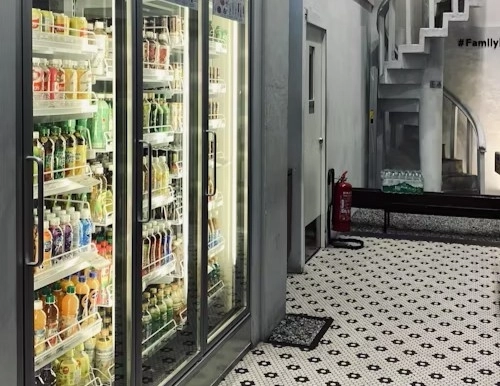 Refrigerant Leak Detection for Supermarkets: Fixed Sensors vs Manual Inspections插图 refrigerated beverage display case