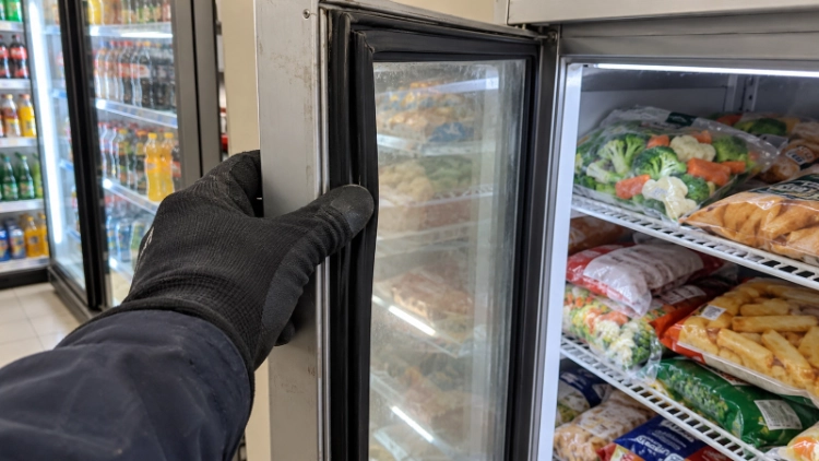 Glass Door Cooler vs Freezer: Which Specs Actually Change?插图 Glass door freezer gasket