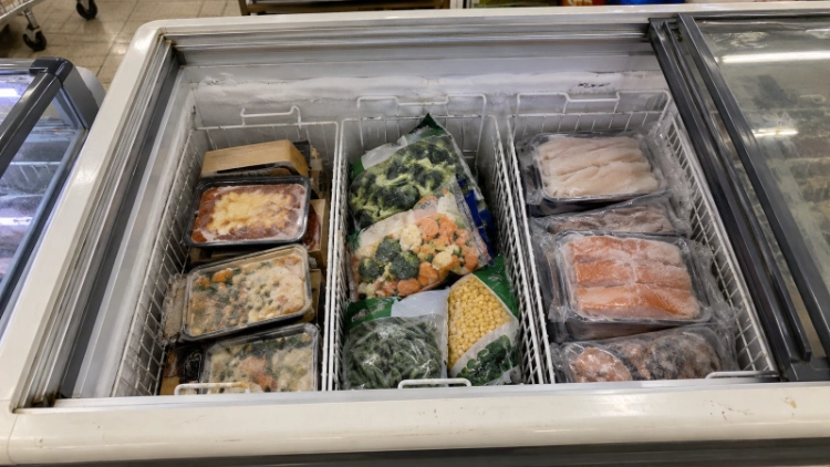 Island Freezer Capacity: How Much Frozen Stock Fits in Practice?插图 Island freezer basket loading